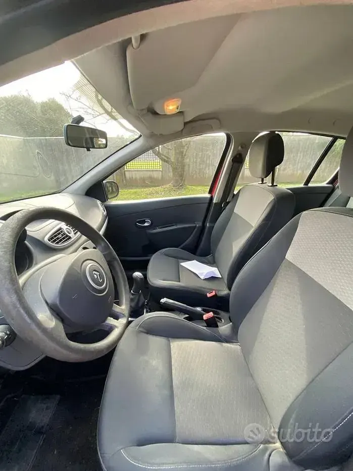 Usata Renault Clio Luxe 75 CV (55 kW) 2010 Rosso Utilitaria