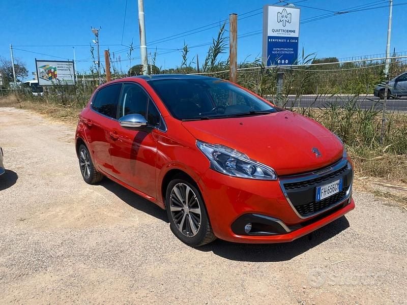 Usata Peugeot 208 Allure 75 CV (55 kW) 2017 Arancione Utilitaria