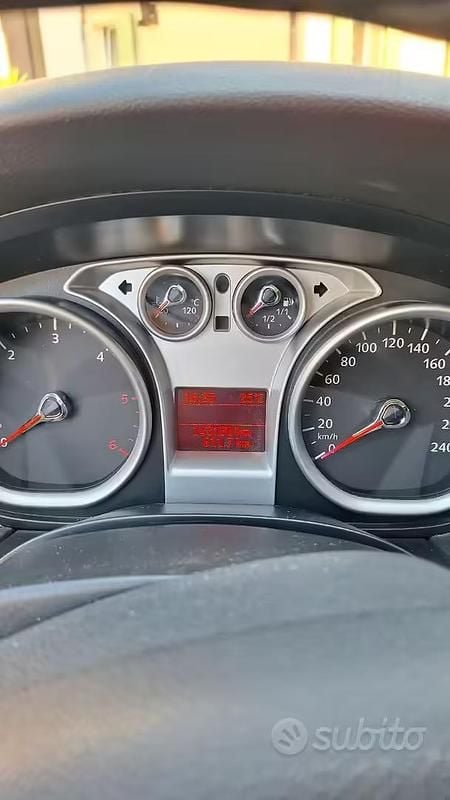 Begagnad Ford Focus 2011 Svart Kombi