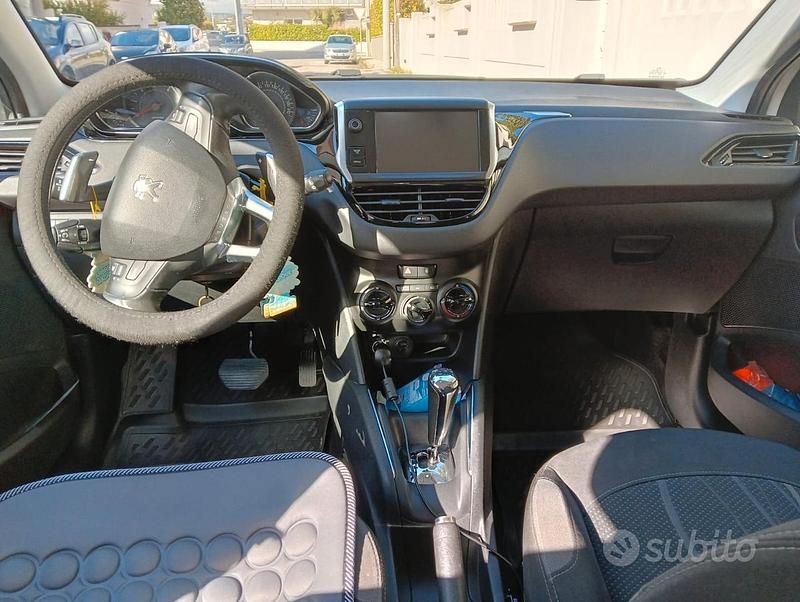 Usata Peugeot 208 Active 68 CV (50 kW) 2013 Bianco Utilitaria