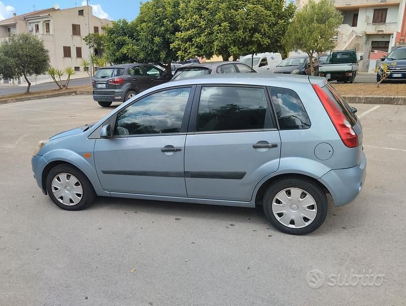 Usata Ford Fiesta Ghia 68 CV (50 kW) 2006 Blu Utilitaria