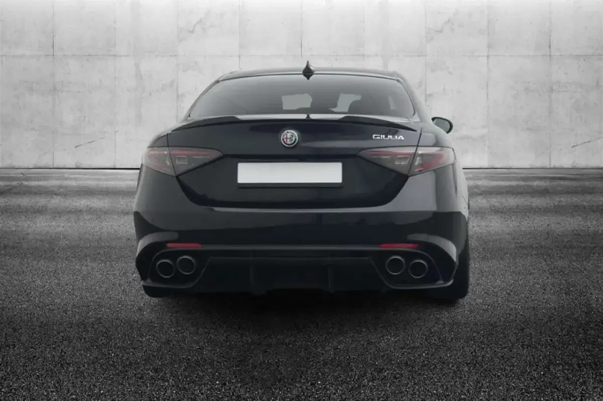 Usata Alfa Romeo Giulia Quadrifoglio 519 CV (381 kW) 2023 Nero metallizzato Berlina