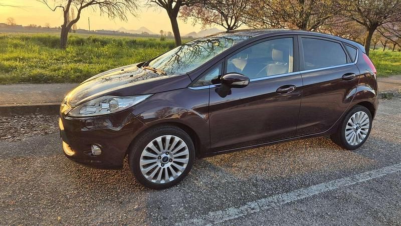 Usata Ford Fiesta Titanium 95 CV (69 kW) 2010 Rosso Utilitaria