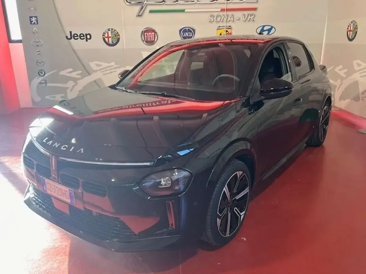 Usata Lancia Ypsilon 101 CV (74 kW) 2025 Nero Utilitaria