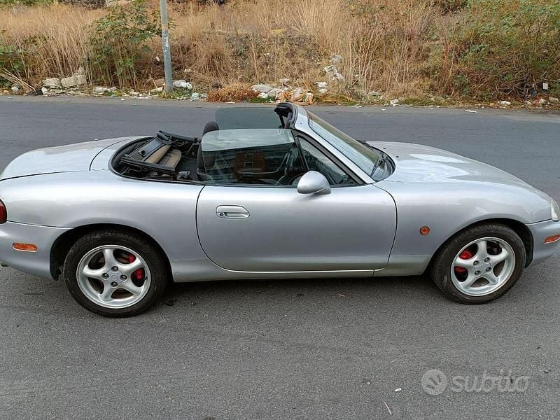 Usata Mazda MX5 110 CV (80 kW) 1999 Grigio Cabrio