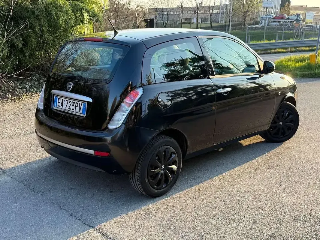 Usata Lancia Ypsilon 60 CV (44 kW) 2011 Nero Utilitaria