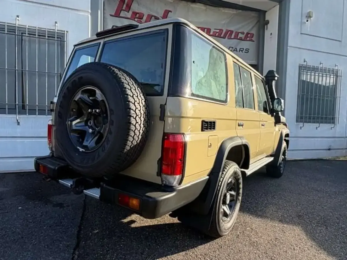Nouă Toyota Land Cruiser 231 CP (169 kW) 2026 Bej SUV