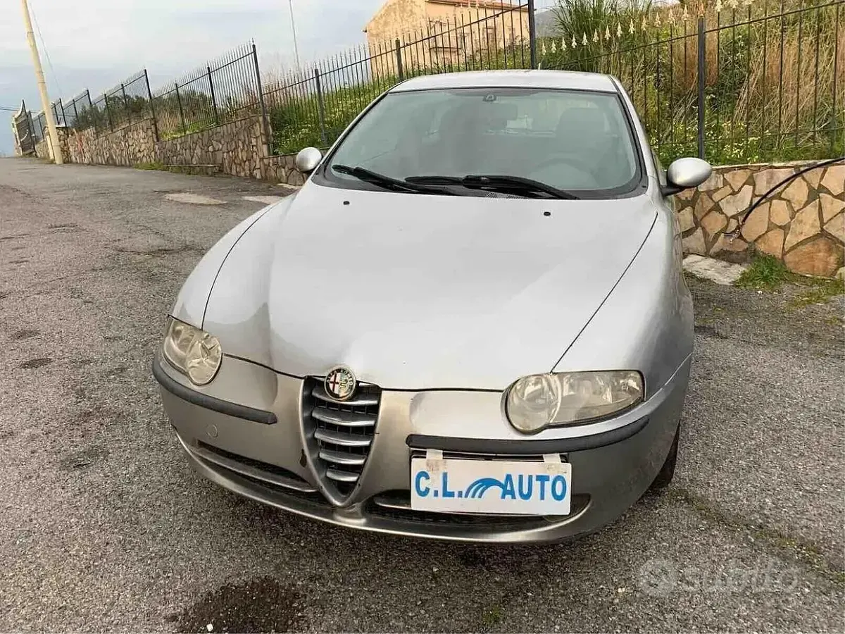 Usata Alfa Romeo 147 120 CV (88 kW) 2001 Grigio Utilitaria
