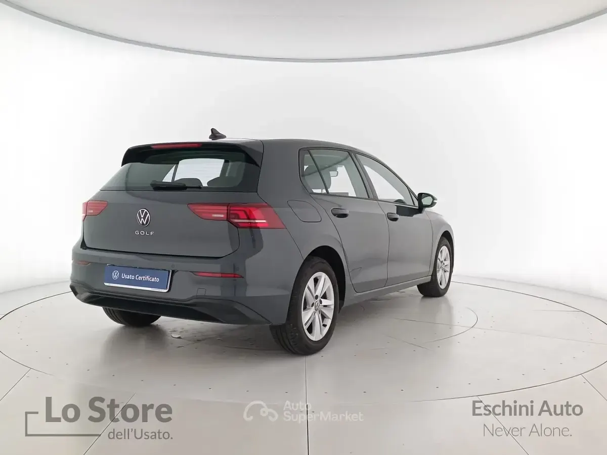 Usata VW Golf VIII Life 116 CV (85 kW) 2025 Dolphin grey metallizzato Berlina