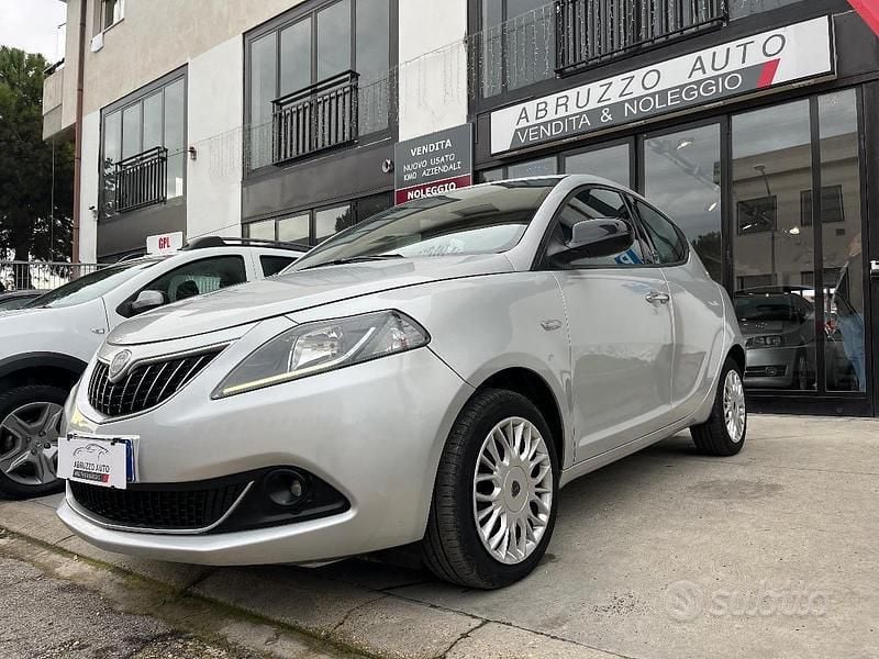 Usata Lancia Ypsilon Silver 69 CV (50 kW) 2021 Grigio Utilitaria
