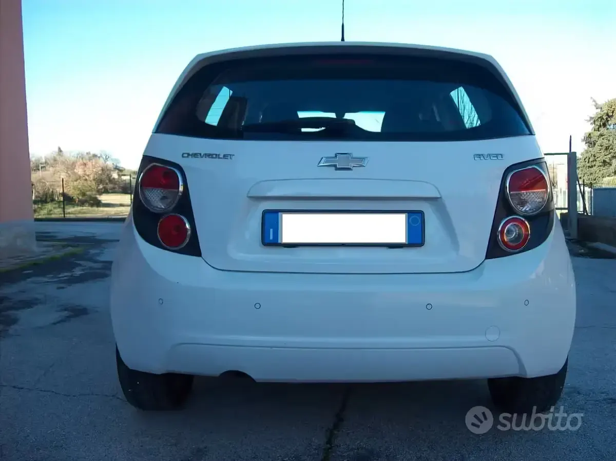 Usata Chevrolet Aveo 75 CV (55 kW) 2013 Bianco Berlina