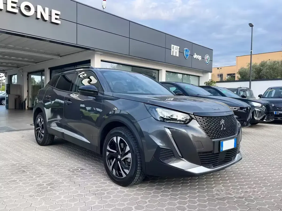 Usata Peugeot 2008 Allure 131 CV (96 kW) 2023 Grigio SUV