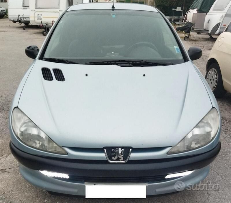 Blu/azzurro Usata 2000 Peugeot 206 Tre volumi | 1950 € (Buon prezzo) - Immagine 1/4