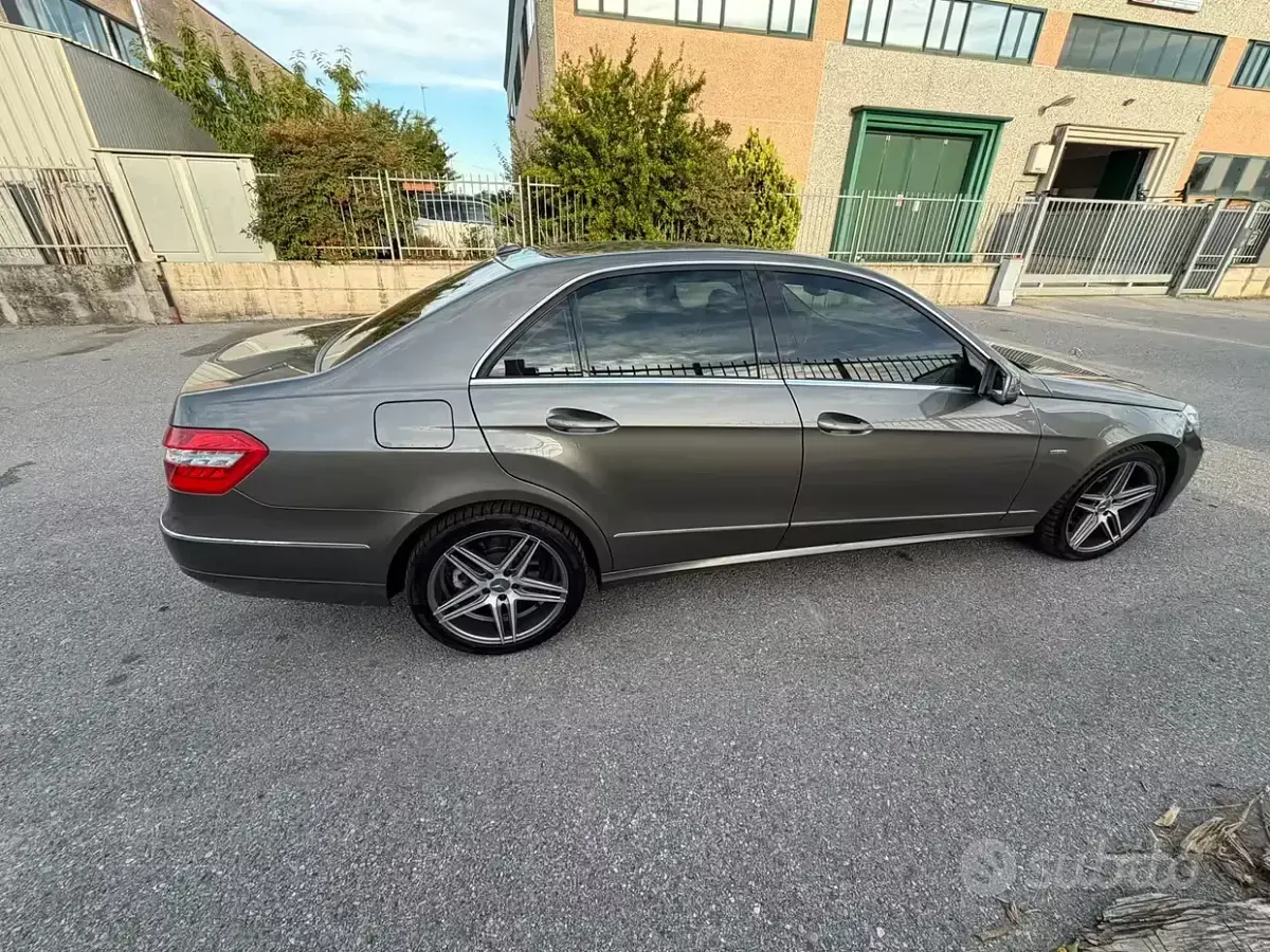 Usata Mercedes E220 Avantgarde 170 CV (125 kW) 2009 Marrone Berlina