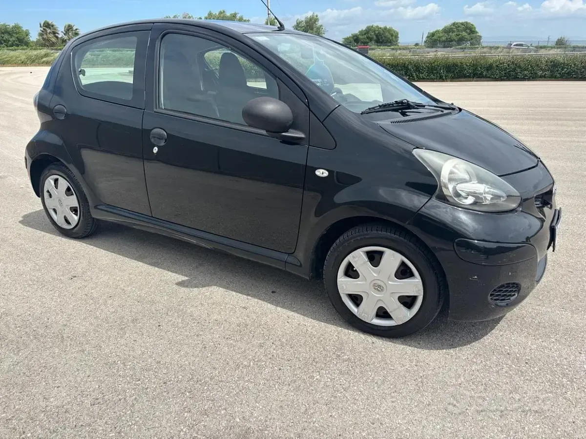 Usata Toyota Aygo Connect Style 68 CV (50 kW) 2011 Nero Utilitaria