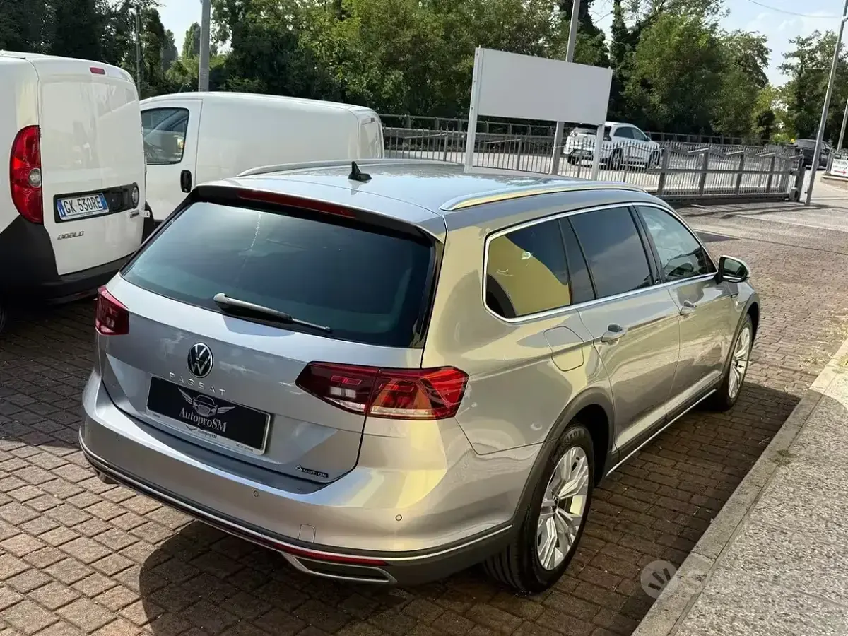 Usata VW Passat Alltrack 200 CV (147 kW) 2022 Grigio Station wagon