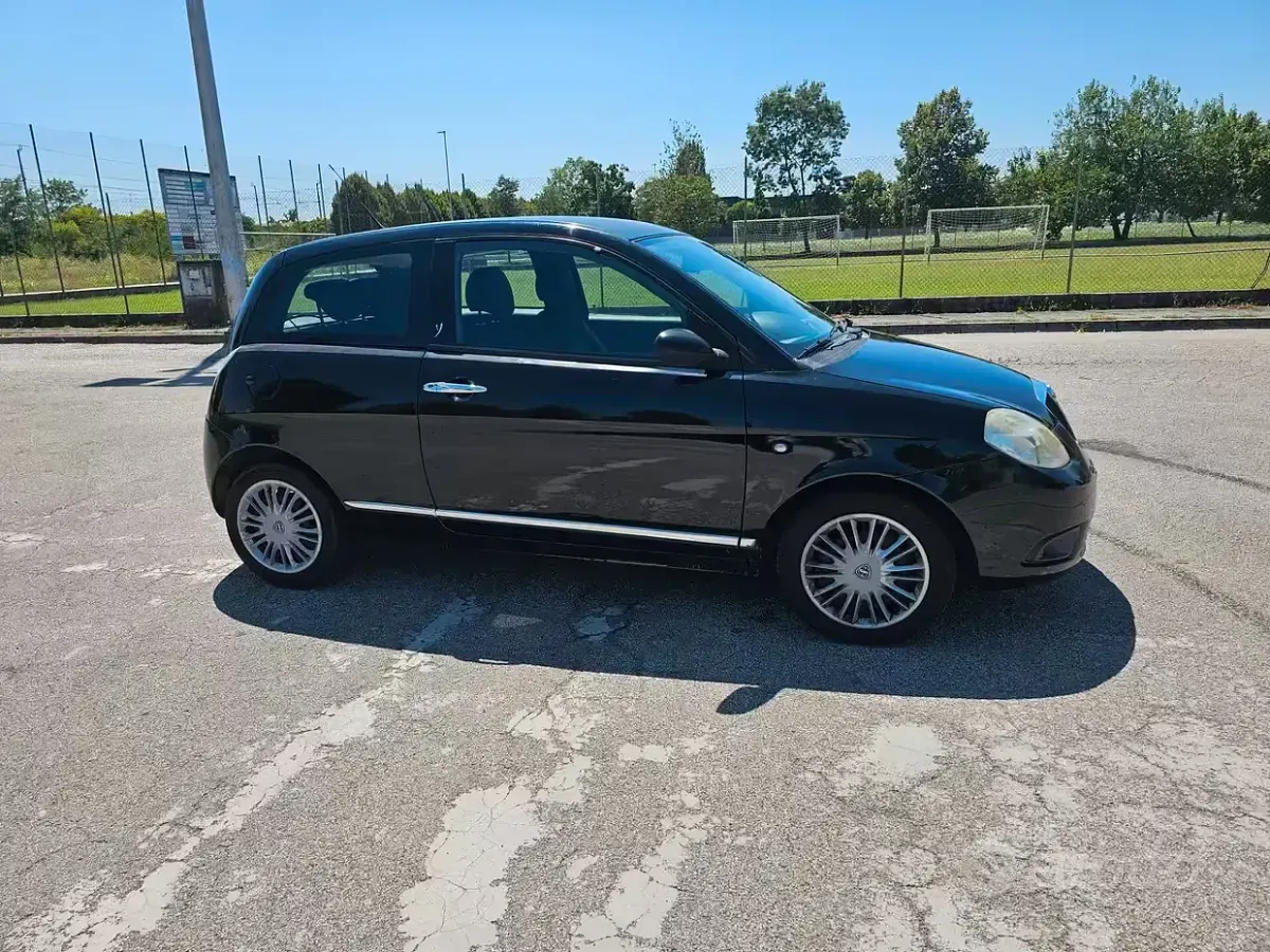 Usata Lancia Ypsilon 60 CV (44 kW) 2008 Nero Utilitaria