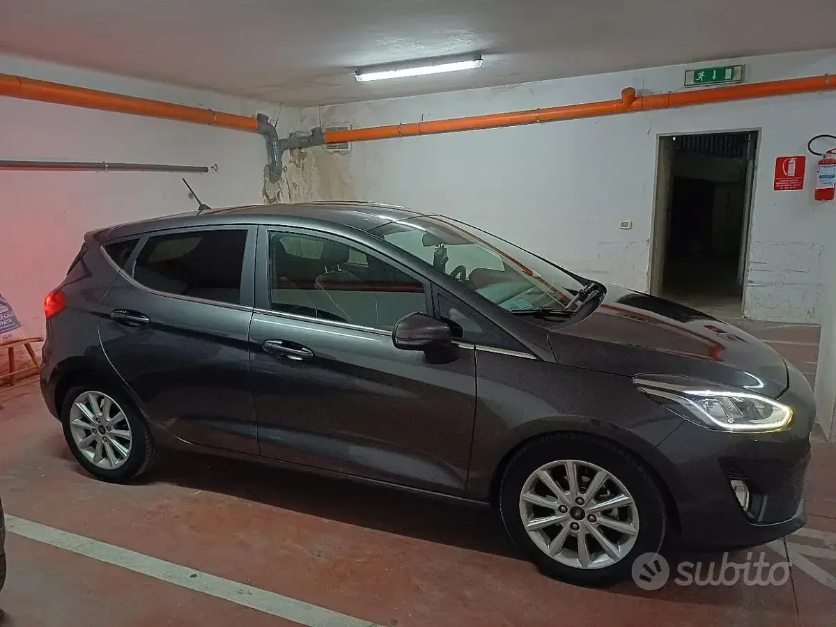 Usata Ford Fiesta Titanium 86 CV (63 kW) 2017 Grigio Utilitaria