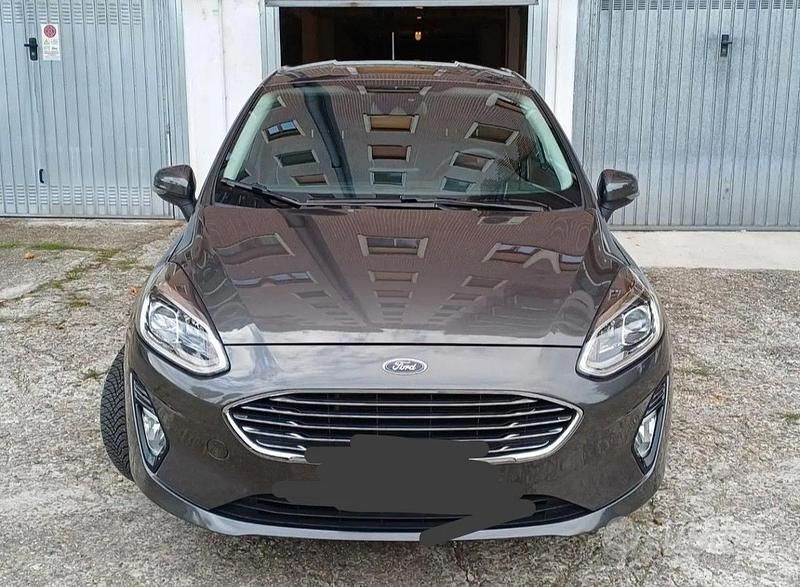 Grigio Usata 2019 Ford Fiesta Due volumi | 9800 € (Ottimo prezzo) - Immagine 1/4