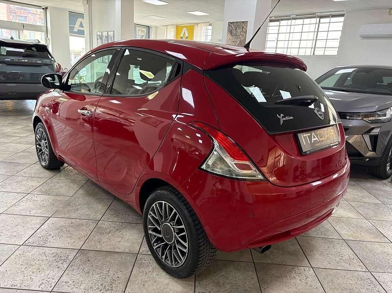 Usata Lancia Ypsilon Gold 69 CV (50 kW) 2016 Rosso Utilitaria