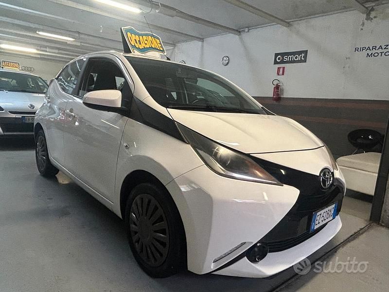 Bianco Usata 2015 Toyota Aygo X-clusiv Due volumi | 7290 € (Buon prezzo) - Immagine 1/4