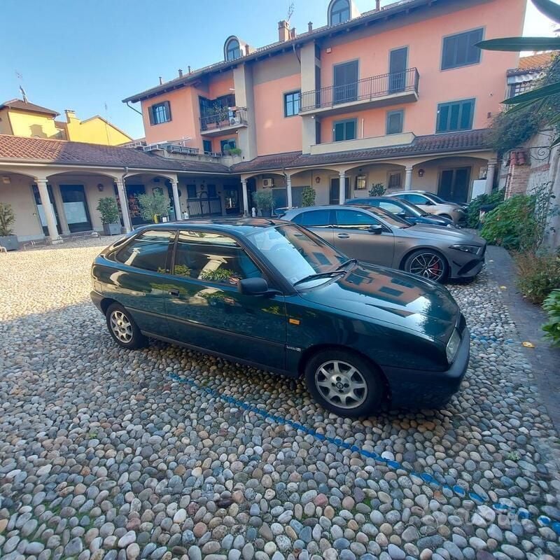 Usata Lancia Delta 103 CV (75 kW) 1996 Verde Utilitaria