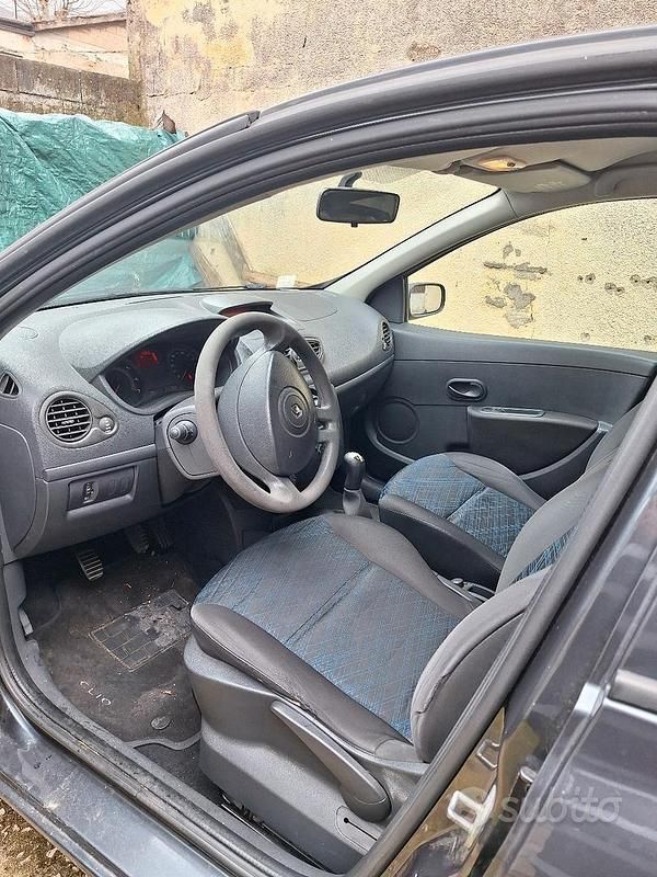 Usata Renault Clio II 75 CV (55 kW) 2007 Grigio Berlina