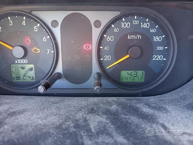 Begagnad Ford Fiesta 2002 Grå Sedan