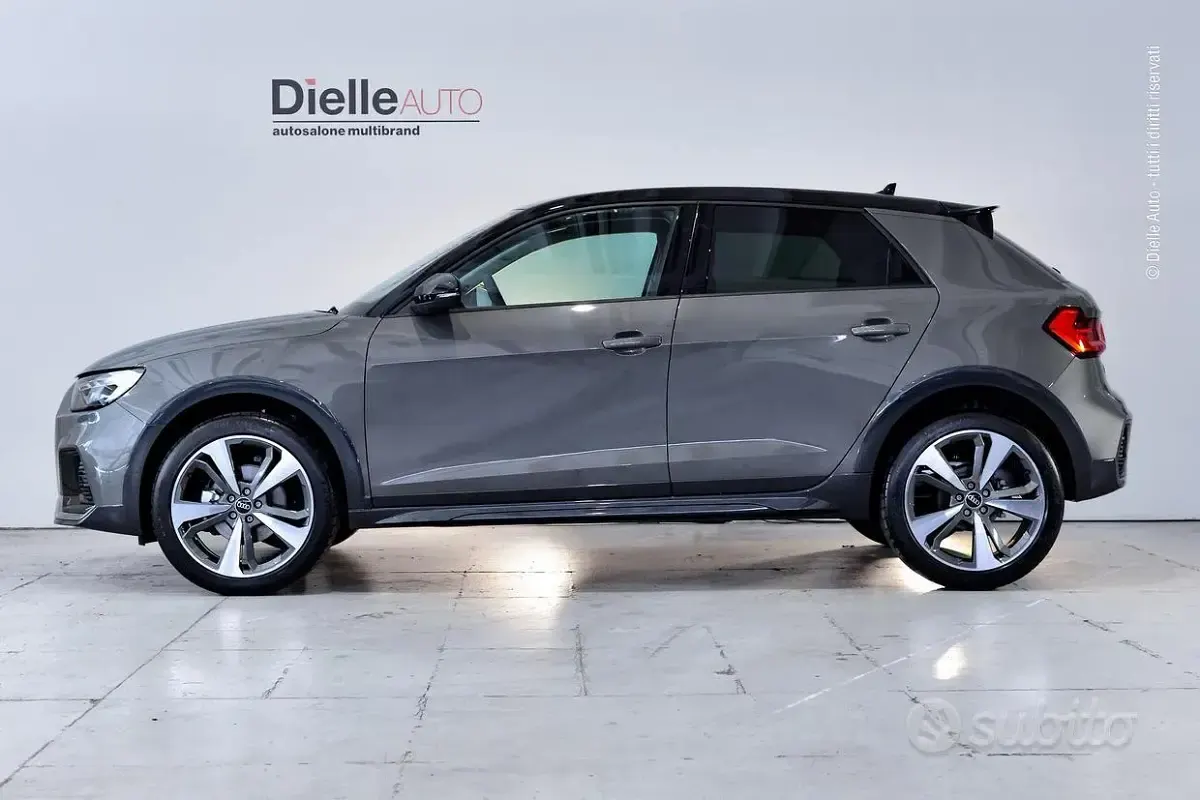 Nuova Audi A1 Ambiente 116 CV (85 kW) 2026 Grigio chronos met. / tetto ne SUV