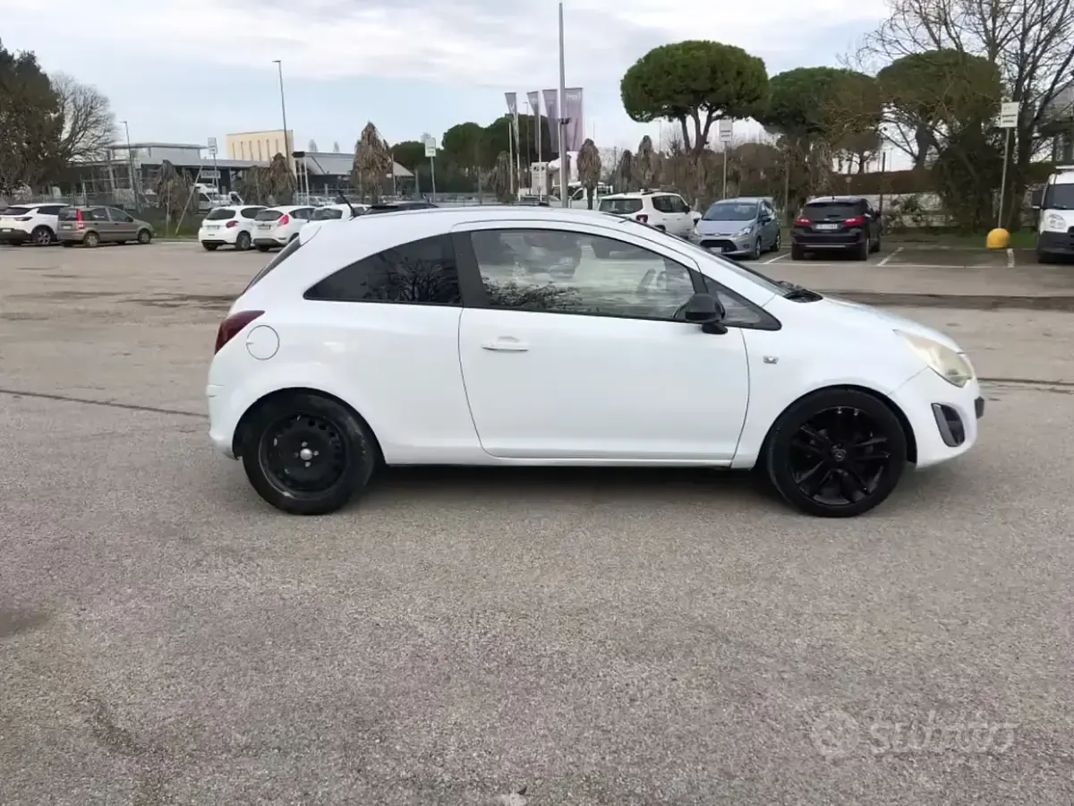Usata Opel Corsa 86 CV (63 kW) 2012 Bianco Utilitaria