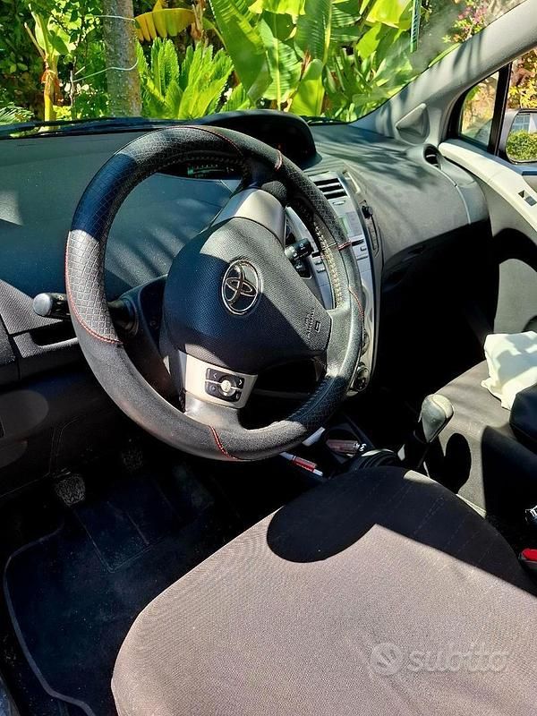 Usata Toyota Yaris 68 CV (50 kW) 2006 Blu Utilitaria