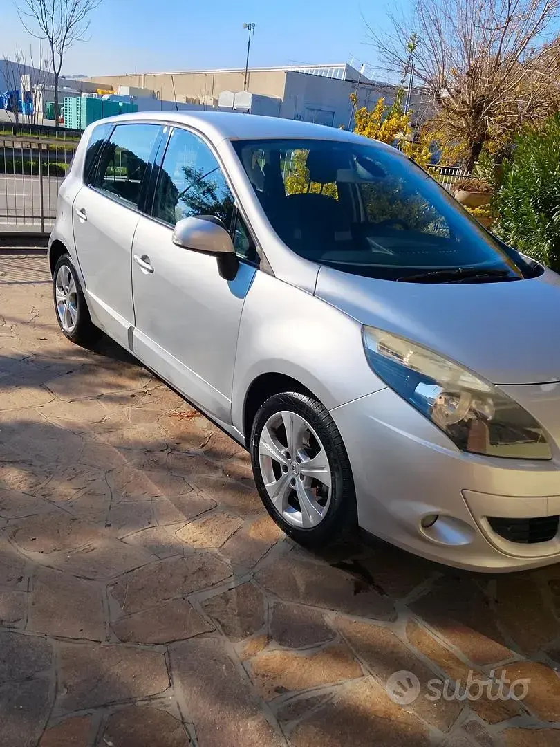 Usata Renault Scenic E-Tech XMOD 110 CV (80 kW) 2011 Grigio Monovolume