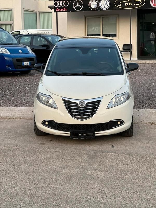 Usata Lancia Ypsilon Platinum 95 CV (69 kW) 2011 Bianco Utilitaria
