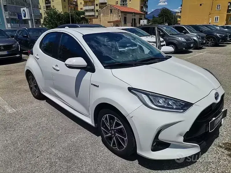 Usata Toyota Yaris Hybrid Trend 92 CV (67 kW) 2021 Bianco Berlina