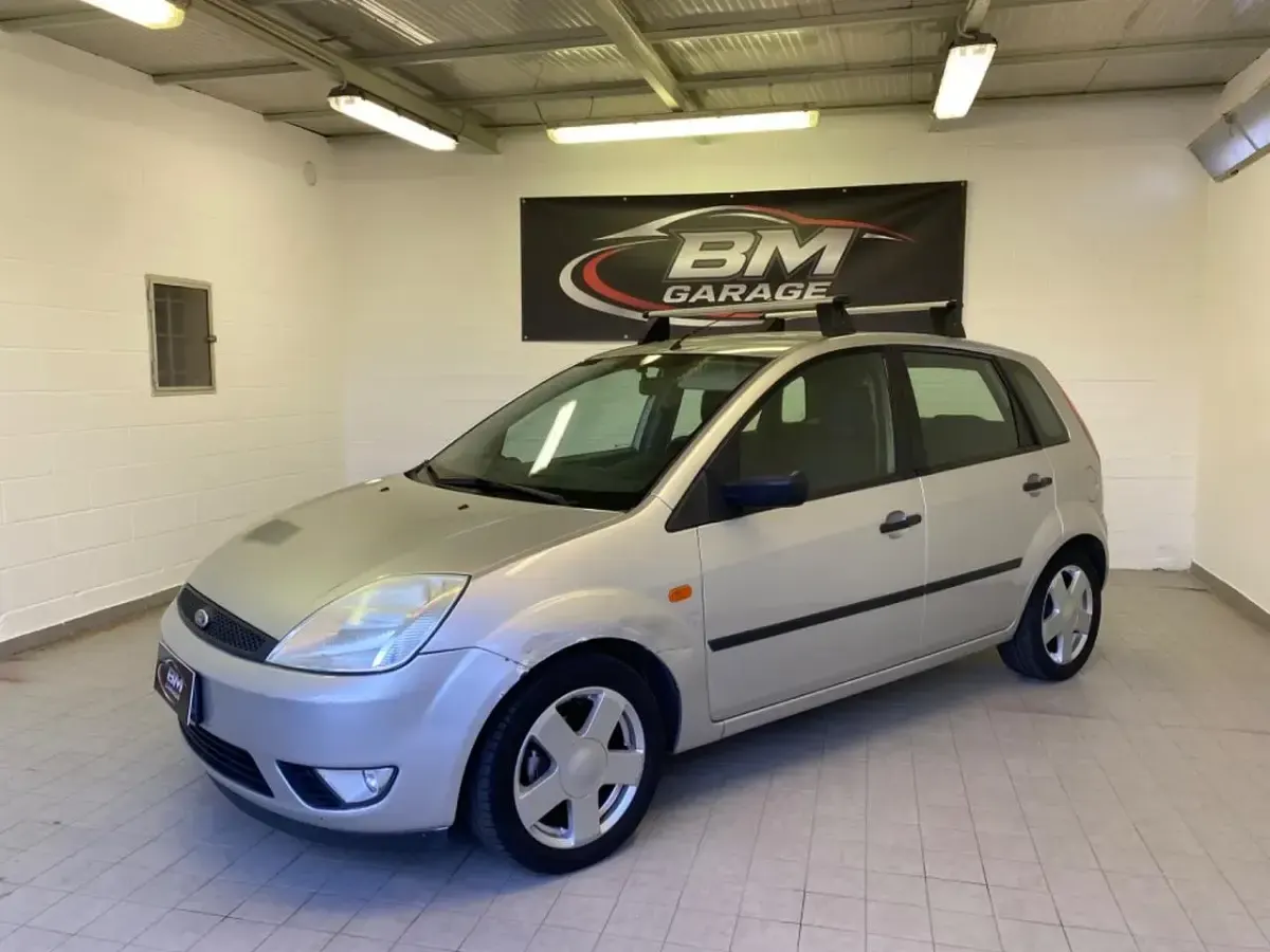 Brugt Ford Fiesta Ghia 80 HK (58 kW) 2002 Sølv Hatchback