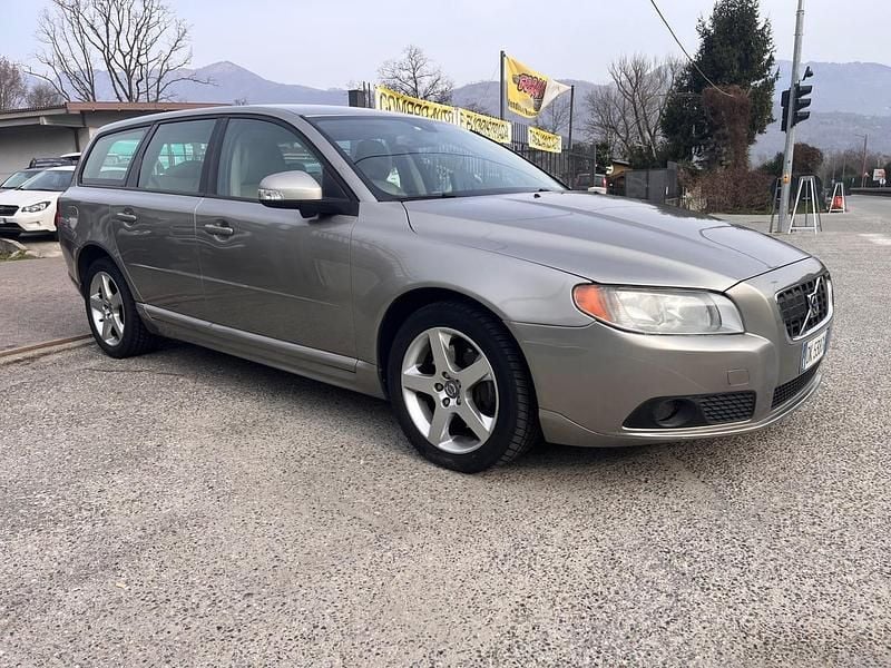 Usata Volvo V70 185 CV (136 kW) 2007 Oro Station wagon