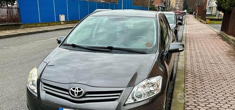 Usata Toyota Auris 2012 Grigio Berlina