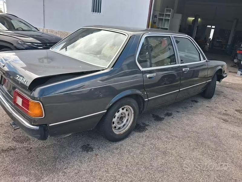 Begagnad BMW 732 197 HK (144 kW) 1982 Blå Sedan