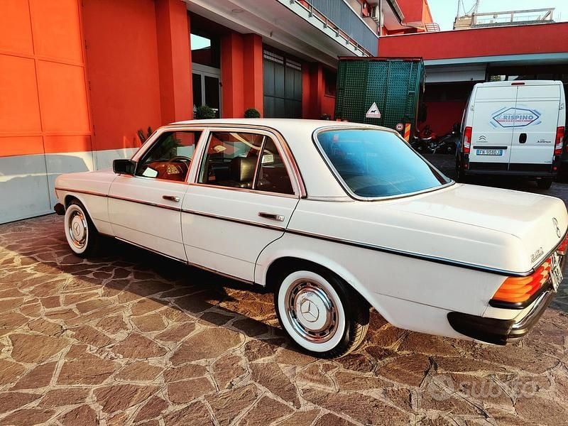 Usata Mercedes 240 72 CV (52 kW) 1980 Bianco Berlina