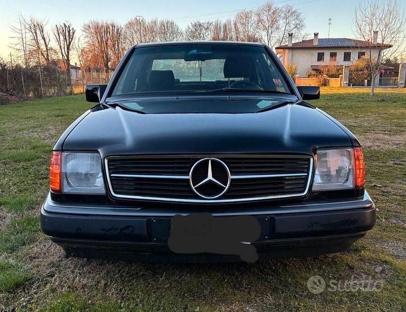 Usata Mercedes E200 122 CV (89 kW) 1991 Nero Berlina