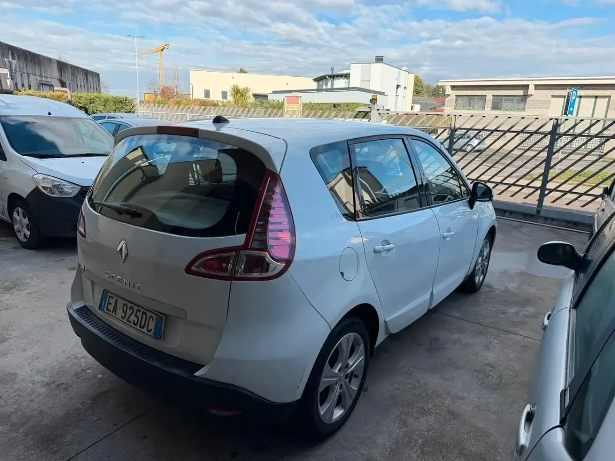 Usata Renault Grand Scénic II 110 CV (80 kW) 2009 Bianco Monovolume