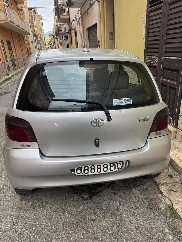 Usata Toyota Yaris 75 CV (55 kW) 2003 Grigio Berlina