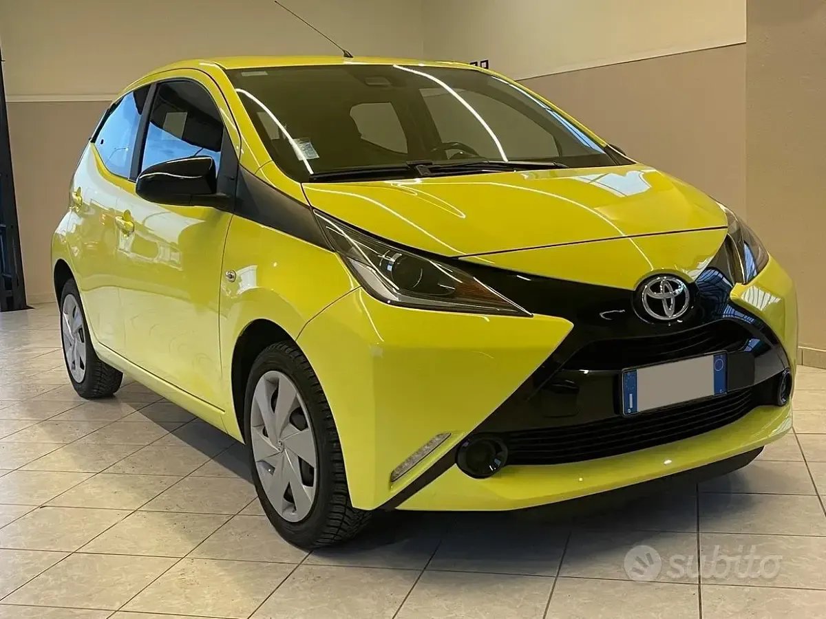 Usata Toyota Aygo 69 CV (50 kW) 2017 Giallo Utilitaria