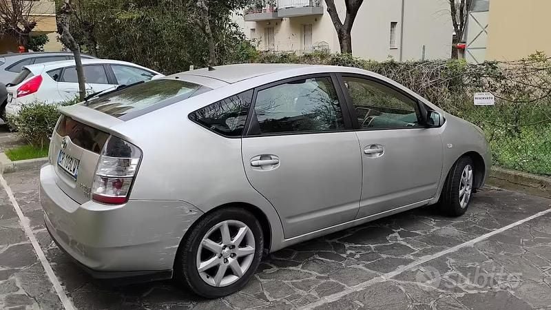 Usata Toyota Prius 113 CV (83 kW) 2004 Grigio Utilitaria
