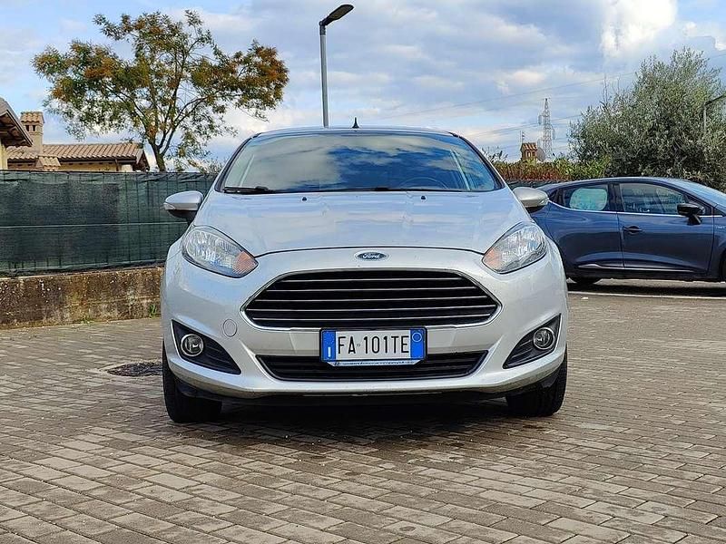 Usata Ford Fiesta 75 CV (55 kW) 2015 Argento Berlina