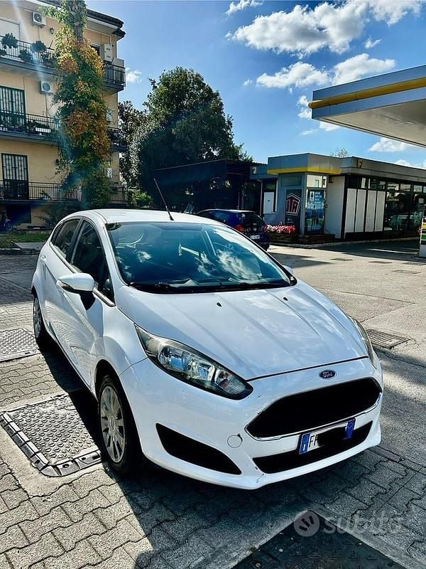 Usata Ford Fiesta 75 CV (55 kW) 2016 Bianco Berlina