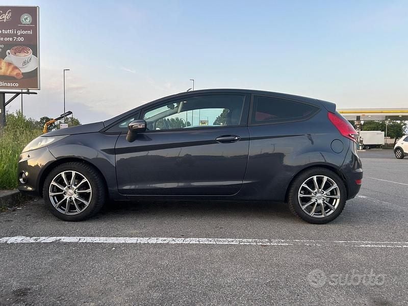 Usata Ford Fiesta Titanium 82 CV (60 kW) 2009 Grigio Berlina
