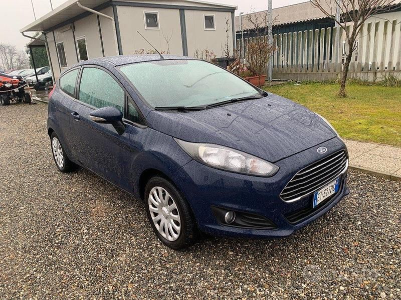 Usata Ford Fiesta Titanium 75 CV (55 kW) 2014 Blu Utilitaria