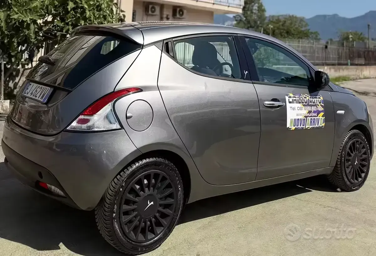 Usata Lancia Ypsilon 69 CV (50 kW) 2011 Grigio Utilitaria