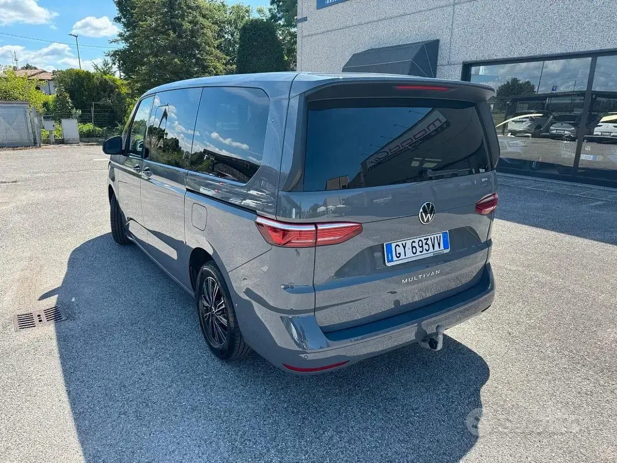 Usata VW Multivan 150 CV (110 kW) 2025 Pure gray Monovolume